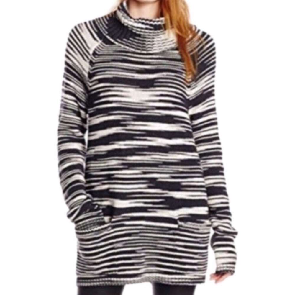 Lucky Brand turtleneck tunic length sweater pocket
